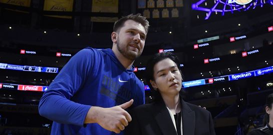 Τι δουλειά έχει ο Suga των BTS στο NBA;