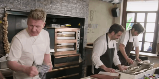 Σε άλλα νέα, ο Gordon Ramsay έφτιαξε σουβλάκια στο Hoocut