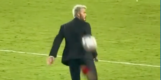 Μεγάλη μπάλα και με κοστούμι για τον David Beckham