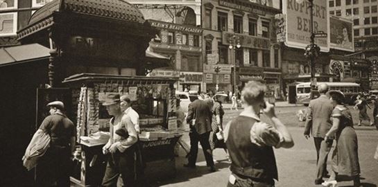 Άνδρας φαίνεται να μιλάει σε κινητό τηλέφωνο, σε φωτογραφία του 1936