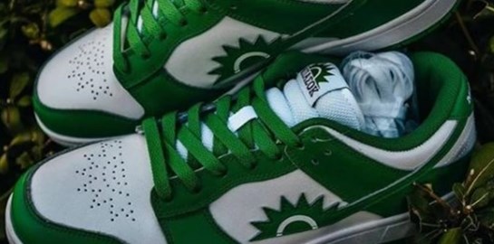 Τα viral sneakers 'ΜΠΑΣΟΚ' έφεραν αντιδράσεις
