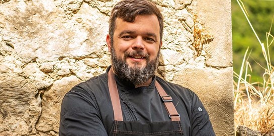 Κάτι νόστιμο μαγειρεύει ο Νίκος Θωμάς στην Κρήτη