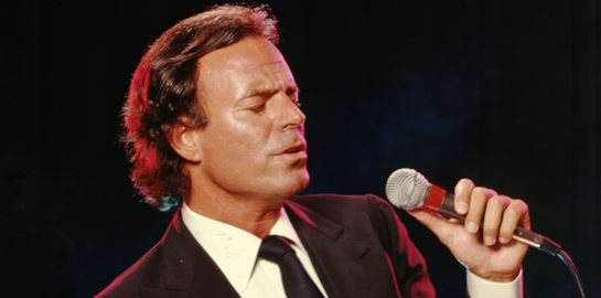 Η ζωή του Julio Iglesias γίνεται σειρά στο Netflix