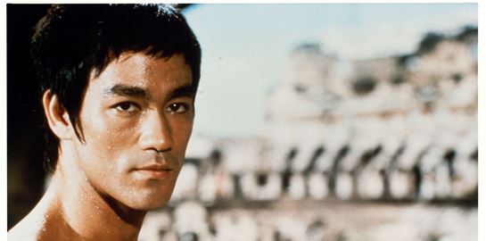 Τα απίστευτα push-ups του Bruce Lee με δύο μόνο δάχτυλα