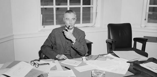 Δημιουργώντας το signature martini του Oppenheimer