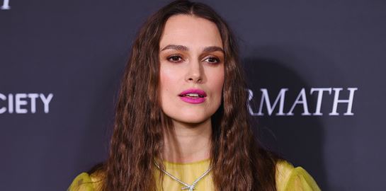 Στο The Woman in Cabin 10 η Keira Knightley είναι μία περίεργη δημοσιογράφος