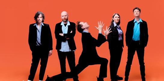 Ο Alex Kapranos των Franz Ferdinand έπαιξε μπουζούκι στο Glastonbury-το επικό ντουέτο με διάσημο ηθοποιό