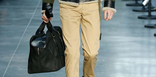 Το επίκαιρο πάντρεμα τσάντας με παπούτσια