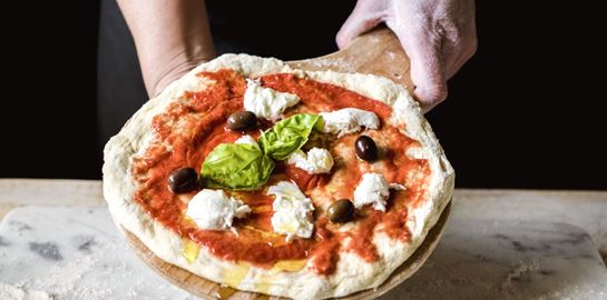 Φτιάχνοντας την τέλεια πίτσα στο σπίτι