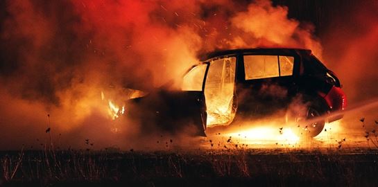 Να γιατί ένα αυτοκίνητο παίρνει φωτιά εν κινήσει