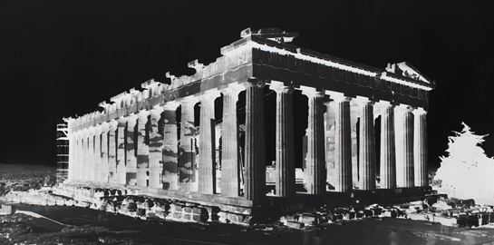 Η Vera Lutter και τα σπαράγματα του παρελθόντος χρόνου