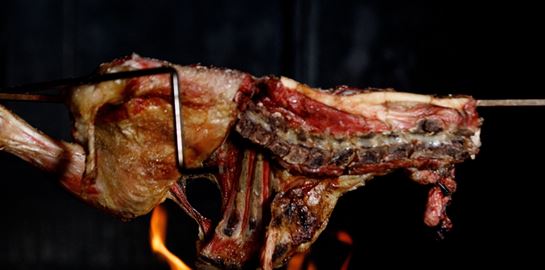 Τσικνοπέμπτη: Πώς να ψήσεις, το σωστό κρασί και πού να πας αν βγεις