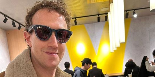 Σε άλλα νέα, ο Mark Zuckerberg κάνει τον Ευτύχη Μπλέτσα στην Ιαπωνία