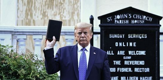 Πλέον μπορείς να αγοράσεις τη Βίβλο του Donald Trump