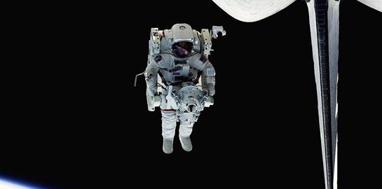 Η απίστευτη αδημοσίευτη φωτογραφία από τον πρώτο διαστημικό περίπατο