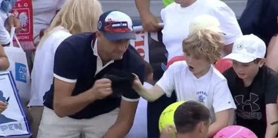 Πολωνός CEO κλέβει υπογεγραμμένο καπέλο απ&#39; τα χέρια πιτσιρικά σε αγώνα τένις και γίνεται viral