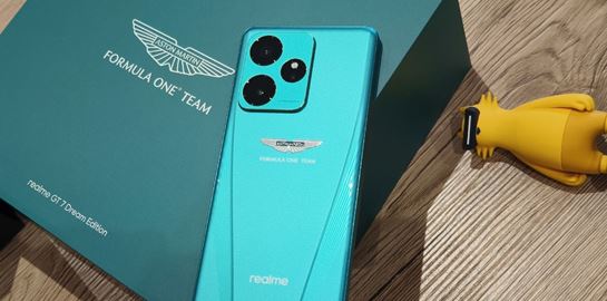 Συνεργασία Aston Martin και realme για το απίστευτο κινητό GT 7 (video)