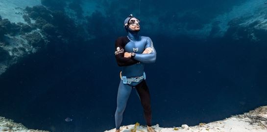 Χωρίς ανάσα για 29 λεπτά και 3 δευτερόλεπτα κάτω απ&#39; το νερό - Ένας δύτης έσπασε όλα τα ρεκόρ