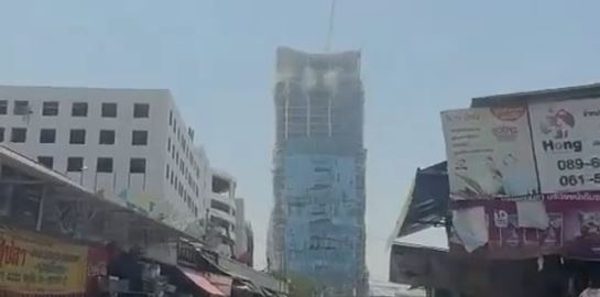 Τρομακτική στιγμή όταν καταρρέει ουρανοξύστης από τον σεισμό των 7,7 Ρίχτερ στη Μιανμάρ (video)