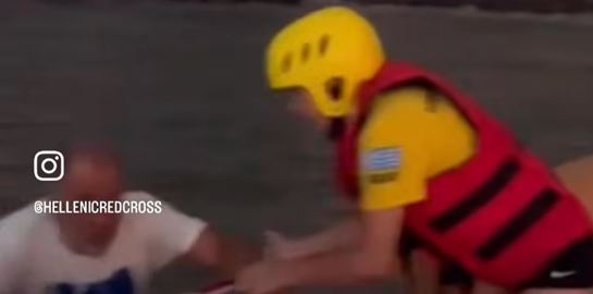 Καρέ-καρέ επιχείρηση διάσωσης από εθελοντές στις φωτιές της Αχαΐας (βίντεο)