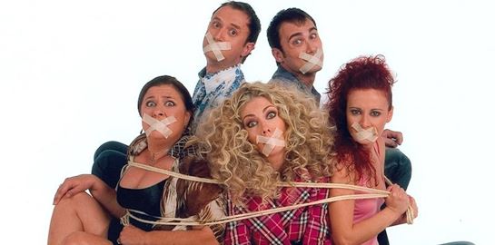 &#39;Στο Παρά Πέντε&#39;: Επιστροφή της επιτυχημένης σειράς του Mega, με αφορμή τα 20 χρόνια
