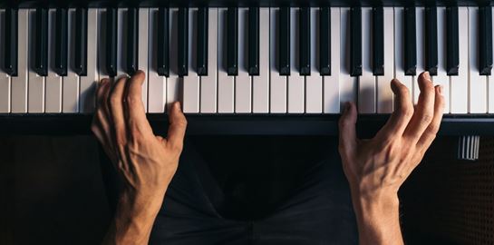 Η Σαουδική Αραβία ζήτησε από τεράστιο συνθέτη να ασχοληθεί με τον εθνικό της ύμνο