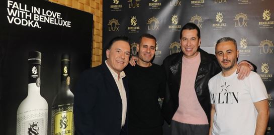 Αγαπημένα πρόσωπα της ελληνικής showbiz απολαμβάνουν την premium vodka Beneluxe στο Lux Stage Athens
