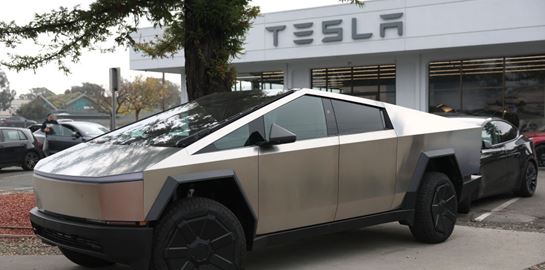 Τα Cybertruck του Elon Musk βοηθούν τους πληγέντες από τις φωτιές στο Λος Άντζελες