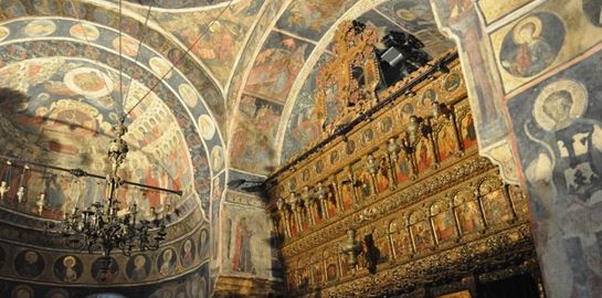 Δεκάδες πιστοί έσπασαν την καραντίνα σε εκκλησία της Πάτρας