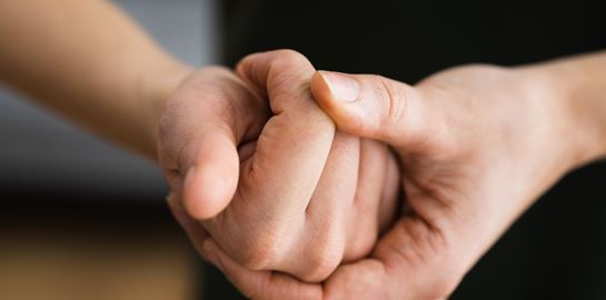 Τελικά, όντως παθαίνεις αρθρίτιδα αν &#39;σπας&#39; τα δάχτυλά σου;