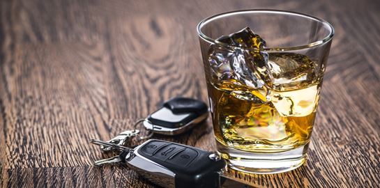 Σχεδόν οι μισοί Έλληνες οδηγοί έχουν πιάσει τιμόνι μεθυσμένοι, σύμφωνα με έρευνα