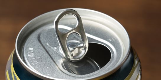 Γιατί υπάρχει η τρύπα στα κουτάκια των αναψυκτικών –Όχι, δεν είναι για το καλαμάκι