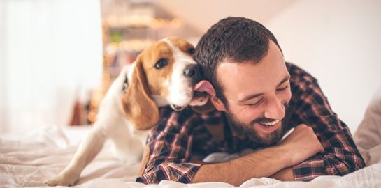 Είναι ωραίο να σε γλείφει ο σκύλος σου, αλλά ίσως είναι επικίνδυνο