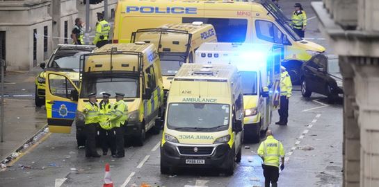 Η στιγμή που αυτοκίνητο πέφτει πάνω σε οπαδούς της Liverpool (video)