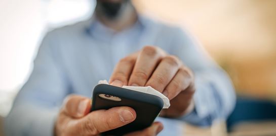 Ο σωστός τρόπος για να απολυμάνεις το κινητό σου