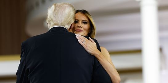 Τι ψιθύριζαν μεταξύ τους ο Donald με τη Melania Trump στον χορό