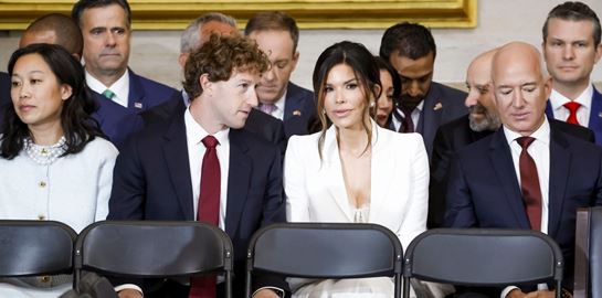 Ο Mark Zuckerberg κοιτούσε επίμονα την σύντροφο του Jeff Bezos (video)