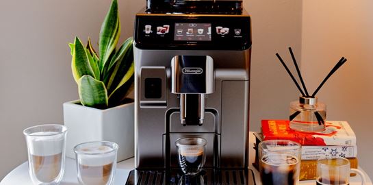 Ζήσε την Perfetto εμπειρία καφέ με την πλήρως αυτόματη μηχανή Eletta Explore της De&#39;Longhi