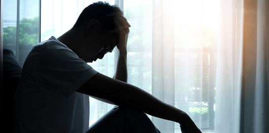 Σε ποια ηλικία σταματάμε να είμαστε ευτυχισμένοι σύμφωνα με την επιστήμη