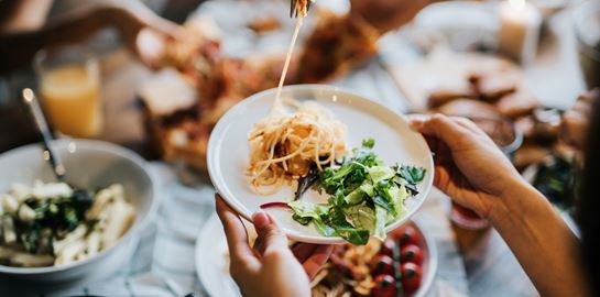 Ποια είναι η καλύτερη ώρα για δείπνο και πώς επηρεάζει την υγεία