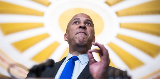 Γερουσιαστής των ΗΠΑ έσπασε ρεκόρ με 25ωρη ομιλία κατά του Trump