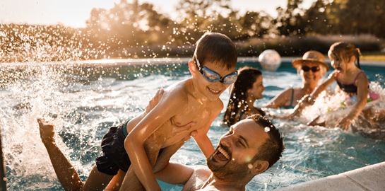 Πισίνα ή θάλασσα; Πού κινδυνεύουμε λιγότερο απ&#39; τα μικρόβια