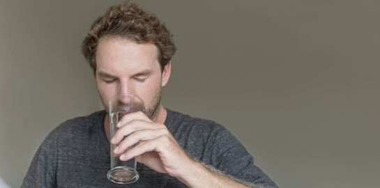 Γιατί δεν πρέπει να πίνεις νερό πριν πας για ύπνο