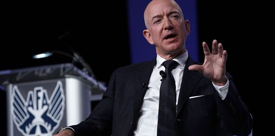 O Jeff Bezos θα προσλάβει 100.000 άνεργους υπαλλήλους
