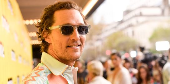 Ο Matthew McConaughey παίζει bingo με ηλικιωμένους