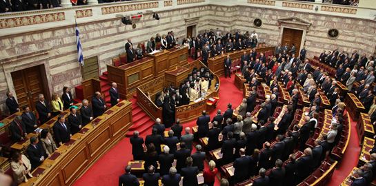 Πρόταση για μείωση 50% στους μισθούς των βουλευτών λόγω κορονοϊού