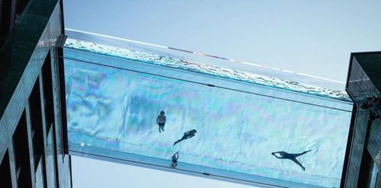 Αυτή η πισίνα κρέμεται ανάμεσα σε δυο ουρανοξύστες (video)