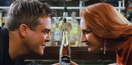 Στον &quot;αέρα&quot; η νέα τηλεοπτική καμπάνια της Kaiser, με πρωταγωνιστές τη Στεφανία Γουλιώτη και τον Πυγμαλίωνα Δαδακαρίδη