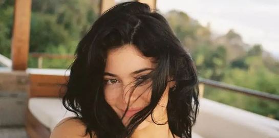 Η Kylie Jenner ποζάρει με το μπικίνι της πιο εντυπωσιακή από ποτέ