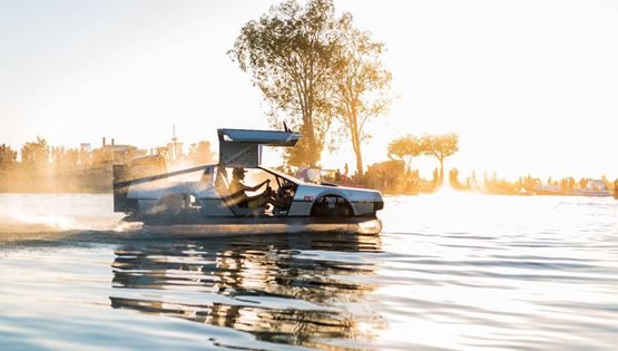 Γιατί να αγοράσεις σκάφος όταν μπορείς να αποκτήσεις ένα DeLorean Hovercraft;